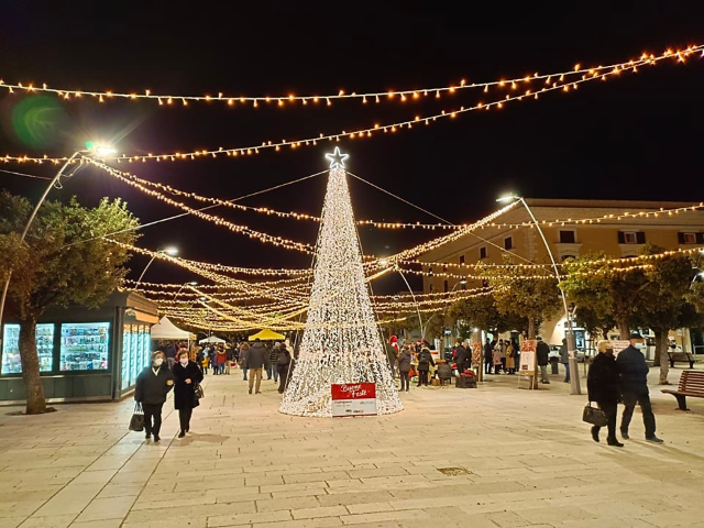 Sull’albero di Piazza Garibaldi l’omaggio ai nati nel 2021