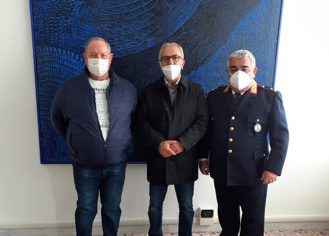 Carlo Vicenti dona una tela alla Polizia Municipale